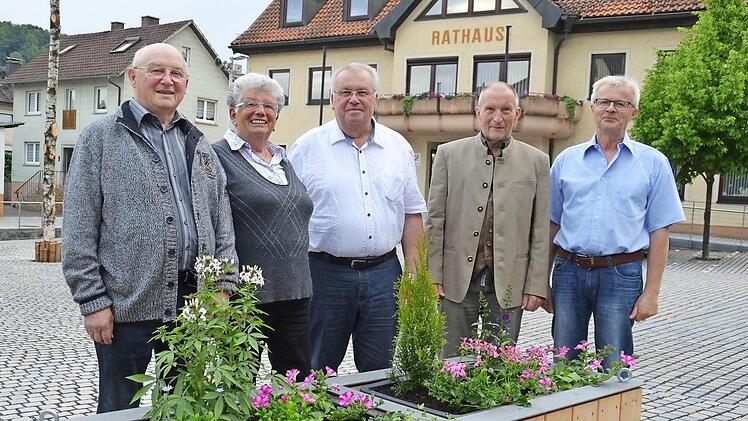 Der einzig schöne Moment der diesjährigen Jahreshauptversammlung beim Gartenbauverein. Alois Gärtner (von links), Theresia Höchemer und Rudolf Scheuplein wurden für ihre 40-jährige Vereinszugehörigkeit von Hubert Kober vom Kreisverband und Vereinsvorsitzenden Siegfried Höchemer geehrt.  Foto: Kathrin Kupka-Hahn