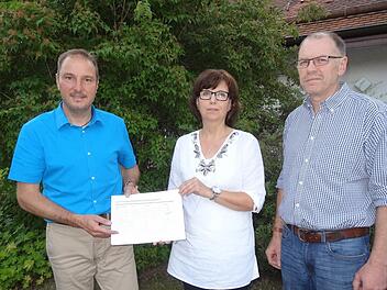 Sonja und Erwin Söder übergaben dem stellvertretenden Bürgermeister der Gemeinde Sandberg, Roland Bühner (links), 330 Unterschriften Foto: Marion Eckert