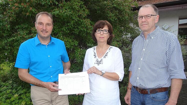 Sonja und Erwin Söder übergaben dem stellvertretenden Bürgermeister der Gemeinde Sandberg, Roland Bühner (links), 330 Unterschriften Foto: Marion Eckert