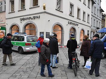 In Bamberg ist am Freitagmorgen ein Juweliergeschäft überfallen worden. Die Fahndung nach den Tätern läuft. Foto: Ronald Rinklef