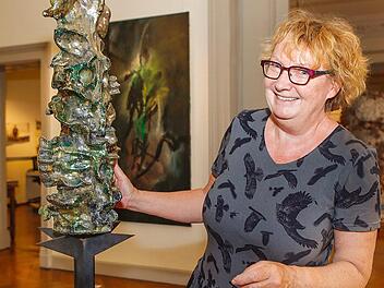 Kunstvereins-Vorsitzende Barbara Kahle in der Villa Dessauer mit einer Keramik von Markus Karstieß  Fotos: Matthias Hoch