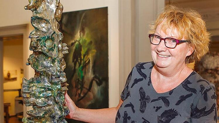 Kunstvereins-Vorsitzende Barbara Kahle in der Villa Dessauer mit einer Keramik von Markus Karstieß  Fotos: Matthias Hoch