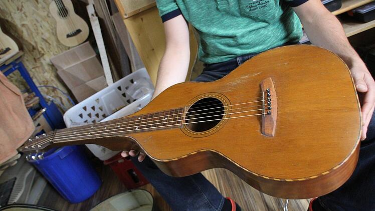 Eine historische Lap-Steel-Gitarre des Instrumentenbauers Chris Knutsen, die um 1914 gebaut wurde - Gitarrenbaumeister Michael Götz aus Kirchlauter hat sie von einem Privatanbieter aus dem USA erstanden.