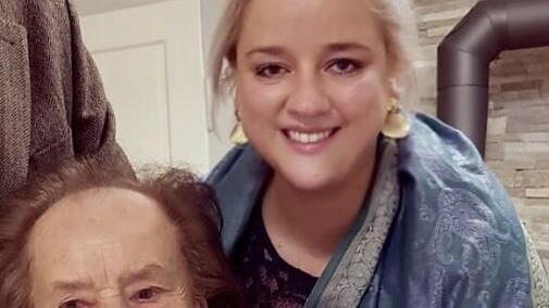 Oma Eugenie Hümmer mit Enkelin Martina