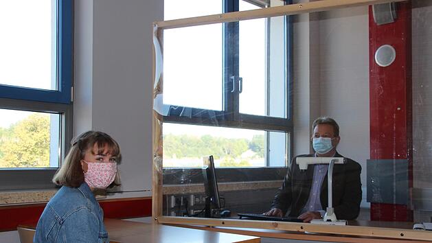 Zum Schulstart sind die Klassenräume im KZG vorbereitet: Thomas Müller (rechts) unterrichtet hinter einer Plexiglasscheibe Anna. Fotos: sgl