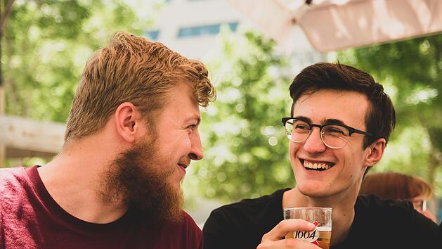 Nach 10 Bier stehen Männer auch auf Männer