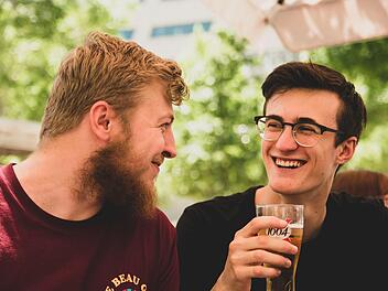 Nach 10 Bier stehen Männer auch auf Männer