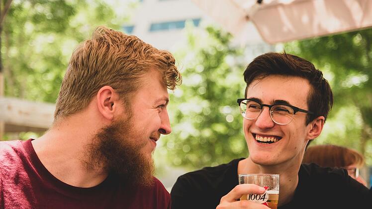 Nach 10 Bier stehen Männer auch auf Männer