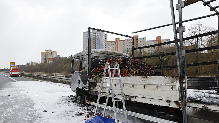 Ein Lastwagen ist am Mittwoch (7. April 2021) ist gegen 11.45 Uhr auf der Südwesttangente zwischen Nürnberg-Gebersdorf und der B14 kurz vor der Anschlussstelle Schweinau in Flammen aufgegangen.