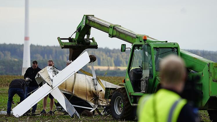 Kleinflugzeug abgestürzt: Pilot noch an Unfallstelle verstorben