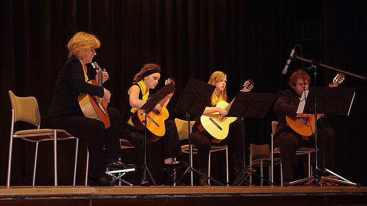 Das Gitarren-Quartett (von links): Maria Kuhn, Anna Waidhas, Alisa Knörlein und Johannes Kretschmer interpretierte "Kalimba".