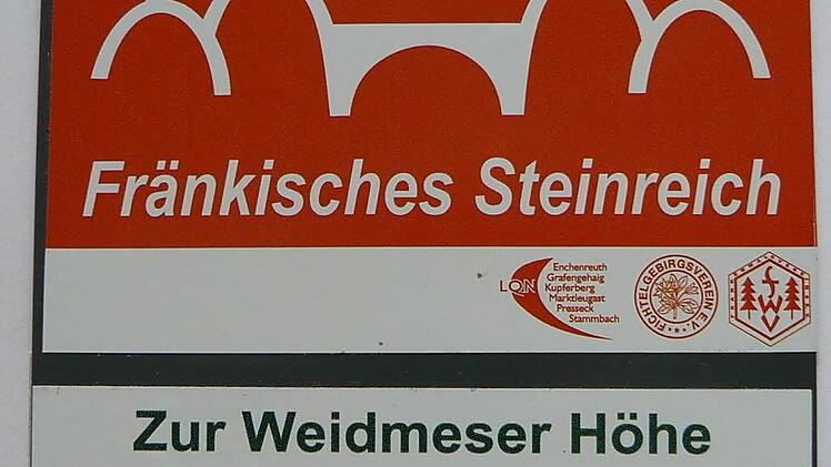 Rund 200 dieser Markierungszeichen und Wegweiser wurden im Oberland bisher abgerissen und gestohlen.  Foto: kpw