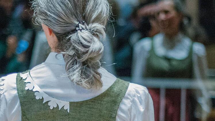 Der Rautenkranz aus dem Wappen des Landkreises soll die Rückseite der Werktagstracht zieren, die hier Christa Lampert vorstellte. Foto: Marian Hamacher