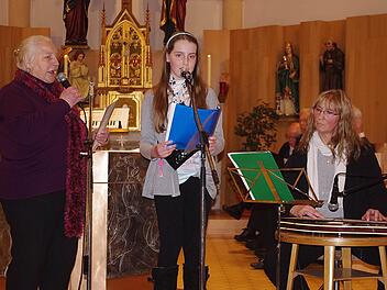 Agnes (links) und Andrea Müller (rechts), der Mitte Anna Müller, der heimliche Star des Abends. Foto: Heike Schülein