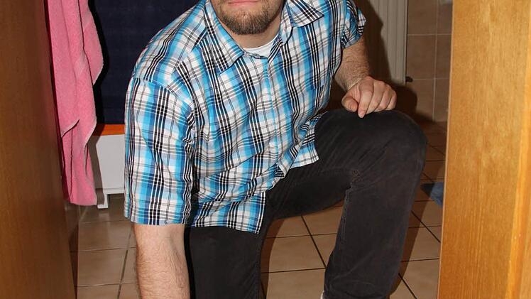 Auch die Fliesen sind betroffen, zeigt Mieter Markus Hehn (Bild vom Juni 2013). Foto: Ulrike Müller