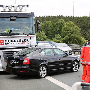Lkw schleift Skoda vor sich her