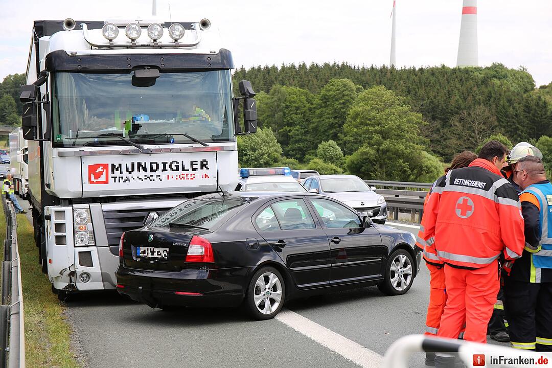 Lkw schleift Skoda vor sich her