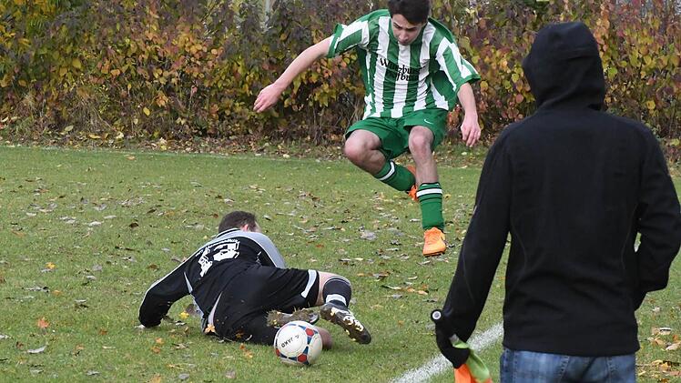 Szene aus dem Spiel des FC Hammelburg II (dunkle Trikots) gegen die SG Machtilshausen II/Langendorf (3:0). Foto: Hopf