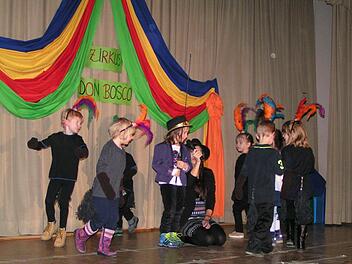 Die Kindergartenkinder traten nicht nur auf der Bühne sondern sozusagen im Zirkuszelt auf.  Fotos: Heidi Amon