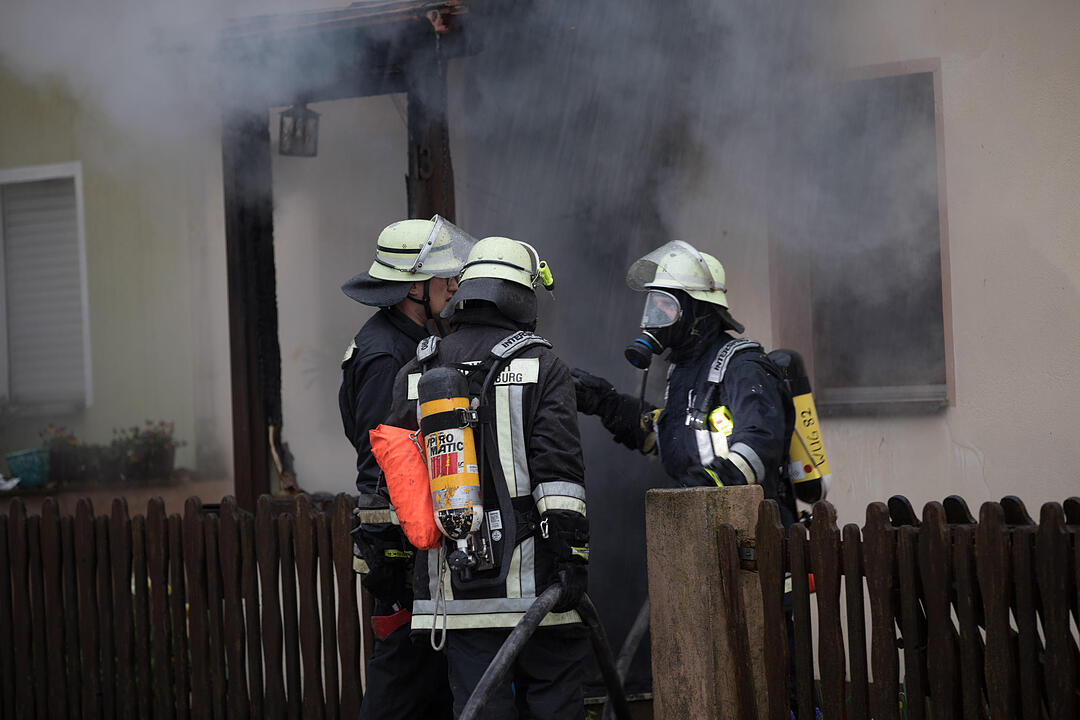 Brand in Doppelhaushälfte: Anderer Gebäudeteil in Mitleidenschaft gezogen - Bewohner leicht verletzt – Feuerwehr muss Dachstuhl öffnen, um Glutnester zu bekämpfen