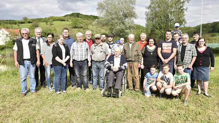 Fünf Jahrzehnte gibt es den Anglerverein Königsberg nun- Die Mitglieder sind hochengagiert und haben in den 50 Jahren große Projekte umgesetzt. Im Bild Fünfter von links Vorsitzender Alexander Strobel. Zweiter von links Bürgermeister Claus Bittenbrünn. Fotos: Gerold Snater