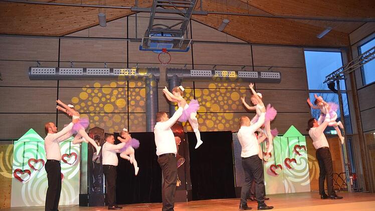 Fünf Papas aus der Rennsteigregion mit ihren fünfjährigen Töchtern beim Windsor-Walzer. Dabei ist auch Bürgermeister Thomas Löffler  mit Tochter Amely (zweites Paar von rechts)K.-H. Hofmann