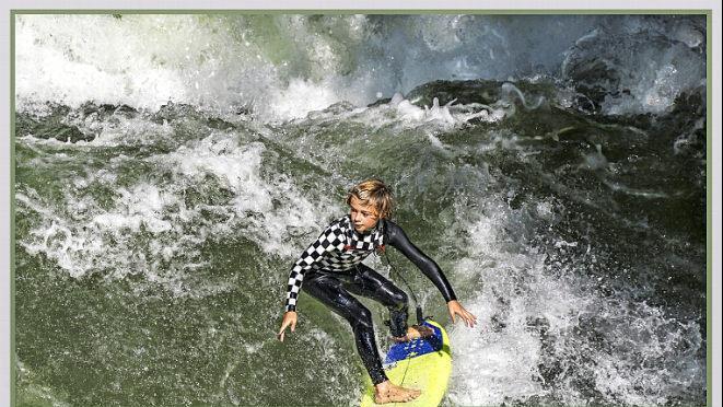 "Wellenreiten" hat Birgit Kirster ihr Actionbild genannt, das einen jugendlichen Surfer auf seinem Brett am Münchner Eiskanal zeigt und das "Bild des Monats" im März wurde. Foto: Birgit Kirster