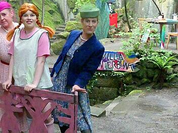 Frau Prysselius (Sonja Hottung, links) und Frau Granfeld (Anna-Lena Bollinger, rechts) möchten Pippi (Franziska Bordfeldt) am liebsten in ein Kinderheim stecken. Foto: Dieter Hübner