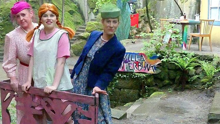 Frau Prysselius (Sonja Hottung, links) und Frau Granfeld (Anna-Lena Bollinger, rechts) möchten Pippi (Franziska Bordfeldt) am liebsten in ein Kinderheim stecken. Foto: Dieter Hübner