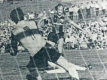 Mit locker herausgespielten 12:0 Toren setzt sich UEFA-Cup-Sieger Eintracht Frankfurt im Juli 1980 gegen den A-Klassisten TV Ebern durch. Auf diesem Original-Foto von FT-Sportreporter Willi Batzner l&auml;sst Willi Neuberger dem TV-Keeper Bernd M&uuml;ller keine Chance. Repro: Annalena K&ouml;hnlein