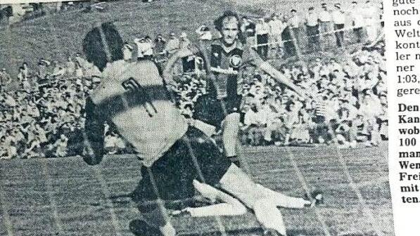 Mit locker herausgespielten 12:0 Toren setzt sich UEFA-Cup-Sieger Eintracht Frankfurt im Juli 1980 gegen den A-Klassisten TV Ebern durch. Auf diesem Original-Foto von FT-Sportreporter Willi Batzner l&auml;sst Willi Neuberger dem TV-Keeper Bernd M&uuml;ller keine Chance. Repro: Annalena K&ouml;hnlein