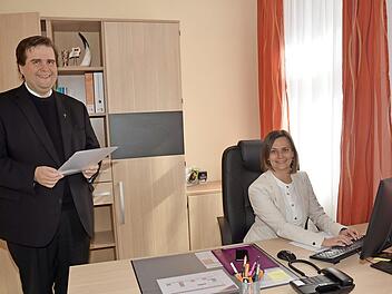 Die Verwaltungsleiterin Stephanie Trautendorfer ist optimistisch, in Kooperation mit dem leitenden Pfarrer Detlef Pötzl (links), den pastoralen Mitarbeitern und den Ehrenamtlichen in Kirchenstiftungen den katholischen SSB Frankenwald, zu einer gut funktionierenden Gemeinschaft zusammenzuführen.  Foto: K.- H. Hofmann