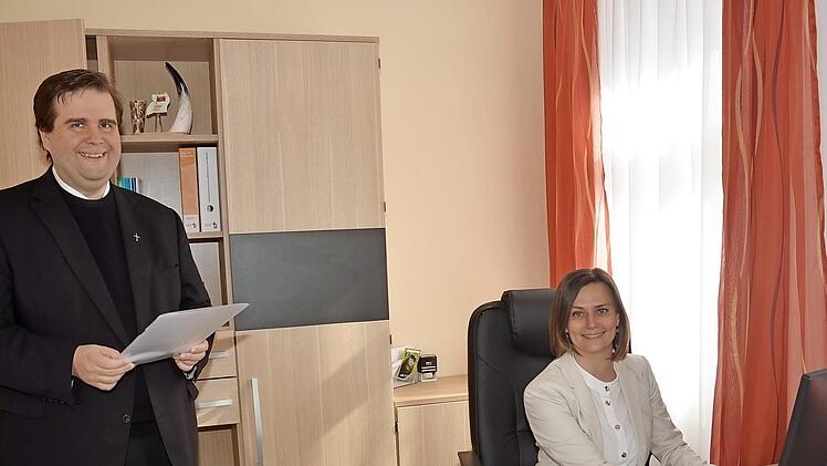Die Verwaltungsleiterin Stephanie Trautendorfer ist optimistisch, in Kooperation mit dem leitenden Pfarrer Detlef Pötzl (links), den pastoralen Mitarbeitern und den Ehrenamtlichen in Kirchenstiftungen den katholischen SSB Frankenwald, zu einer gut funktionierenden Gemeinschaft zusammenzuführen.  Foto: K.- H. Hofmann
