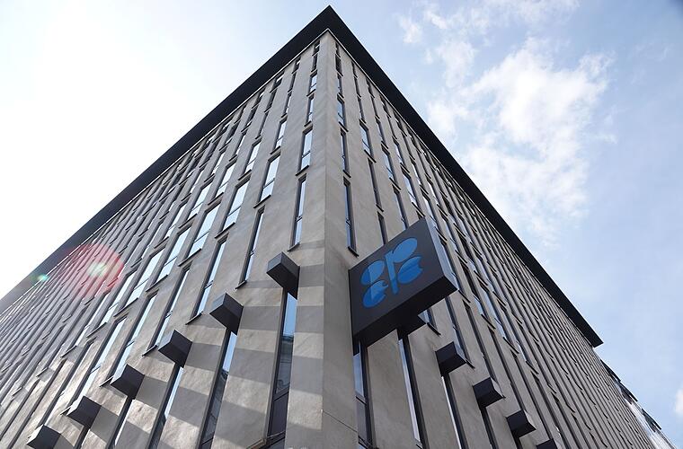 Ölpreise legen zu - Ölallianz Opec+ kürzt Fördermenge