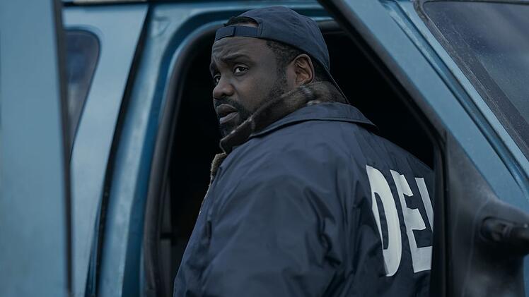 Ray (Brian Tyree Henry) ist 33 Jahre alt und rennt ziemlich orientierungslos durch sein Kleinkriminellen-Leben. Wie sein Vater, der immer noch sitzt, war Ray bereits im Knast - und er hat mit Süchten zu kämpfen. Seine engsten Bezugspersonen sind seine Ziehmutter samt Schoßhund - und sein Freund Manny.