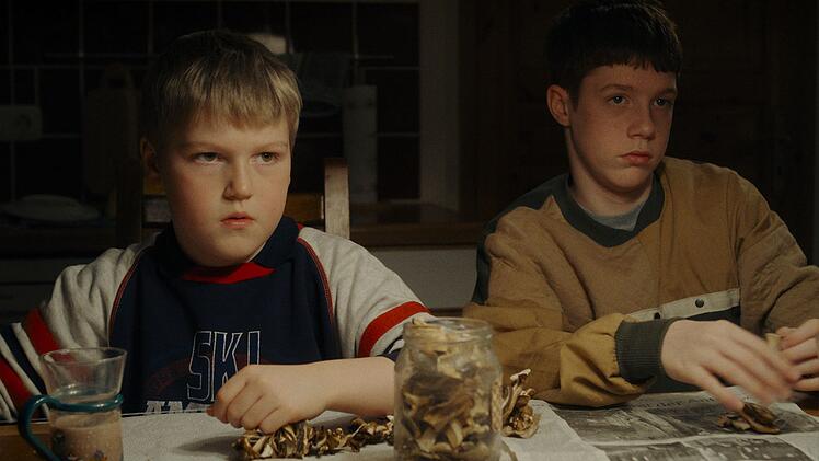 Tobias (Camille Loup Moltzen, links) und Philipp (Anton Franke) leiden unter dem st&auml;ndigen Streit ihrer Eltern.