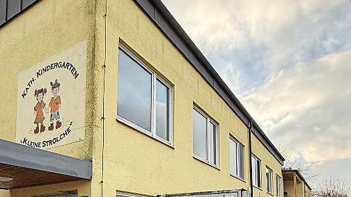 R&uuml;diger Greubel, st&auml;ndige Vertretung des Kirchenverwaltungsvorstandes, &uuml;bergibt die Akten und Unterlagen f&uuml;r den Kindergarten &bdquo;Kleine Strolche&ldquo; in Winkels an Nathalie Langer, Fachbereichsleiterin Kindertageseinrichtungen beim Caritasverband f&uuml;r de...