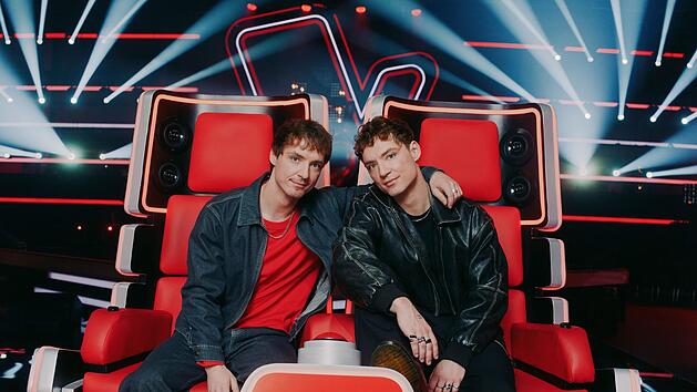 Alles begann mit einem YouTube-Video. Heute sind Roman (links) und Heiko Lochmann erfolgreiche S&auml;nger. Bis 2019 waren die Br&uuml;der vor allem unter dem Namen "Die Lochis" bekannt, seit 2021 machen sie als "HE/RO" gemeinsam Musik.