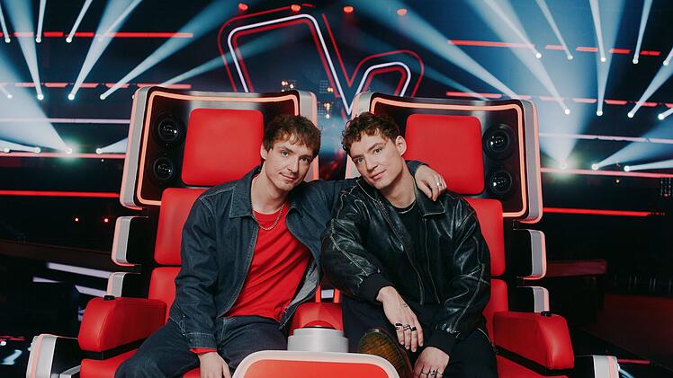 Alles begann mit einem YouTube-Video. Heute sind Roman (links) und Heiko Lochmann erfolgreiche S&auml;nger. Bis 2019 waren die Br&uuml;der vor allem unter dem Namen "Die Lochis" bekannt, seit 2021 machen sie als "HE/RO" gemeinsam Musik.