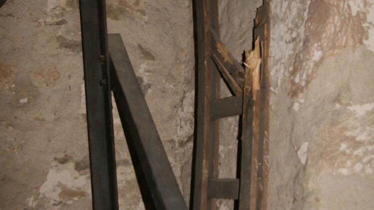 Lebendige Geschichte im Turm: Diese Leiter wurde von einer Glocke zerschlagen.