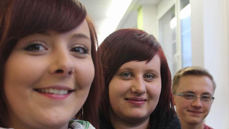 Lena Kestel (18), Verena Schwämmlein (19) und Jannik Löffler (16) freuen sich auf die Azubi-Akademie. Alle drei machen eine Ausbildung zur Industriekauffrau beziehungsweise zum Industriekaufmann bei Peca-Verbundtechnik in Pressig.  Foto: Vanessa Schneider
