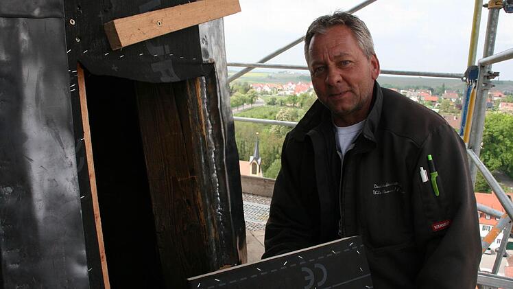 Schwindelfreiheit ist ein Muss: Wenn er an Kirchtürmen arbeitet, muss Peter Büttner oft aus kleinen Luken wie dieser aussteigen - manches Mal auch ohne Gerüst. Foto: Daniela Röllinger