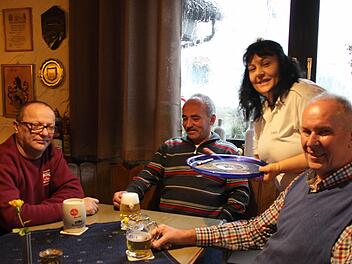 Tina Ebert serviert ihren Gästen (von links): Josef Beetz, Martin Lang und Elmar Fischer das Bier mit einem Lächeln.  Fotos: Friedwald Schedel