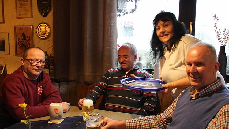 Tina Ebert serviert ihren Gästen (von links): Josef Beetz, Martin Lang und Elmar Fischer das Bier mit einem Lächeln.  Fotos: Friedwald Schedel