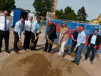 Der symbolische Spatenstich in der Callenberger Straße (von links): Martin Faber von der Sparkasse Coburg-Lichtenfels, Architekt Martin Giedi, Michael Sagasser, Wilfried Schardt, OB Norbert Tessmer, Birgit Weber, Karl-Heinz Wöhner, Thomas Sagasser und Michael Wöhner. Foto: Lothar Weidner