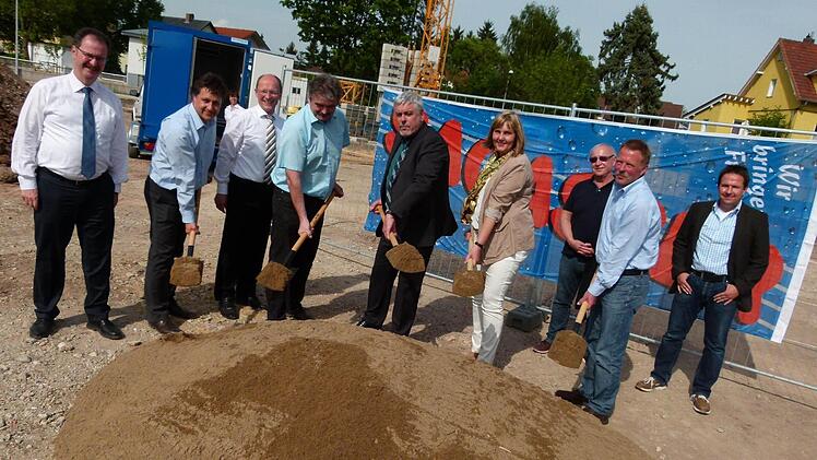 Der symbolische Spatenstich in der Callenberger Straße (von links): Martin Faber von der Sparkasse Coburg-Lichtenfels, Architekt Martin Giedi, Michael Sagasser, Wilfried Schardt, OB Norbert Tessmer, Birgit Weber, Karl-Heinz Wöhner, Thomas Sagasser und Michael Wöhner. Foto: Lothar Weidner