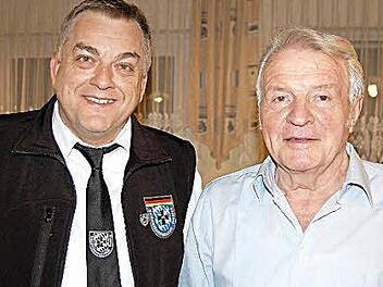 Vorsitzender Frank Voll (links) gratuliert Rudi Schmidt (70) zur Ehrenmitgliedschaft. Foto: Sigismund von Dobschütz