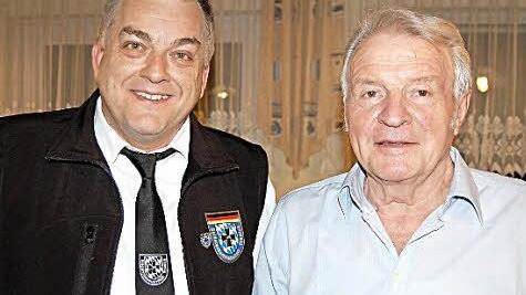 Vorsitzender Frank Voll (links) gratuliert Rudi Schmidt (70) zur Ehrenmitgliedschaft. Foto: Sigismund von Dobschütz