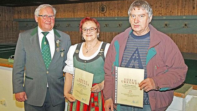 Schützenmeister Reinhold Göhl ehrte Ingrid und Kurt Bischoff (von links) für 25 Jahre Mitgliedschaft bei der Schützengesellschaft.  Foto: Thomas Micheel