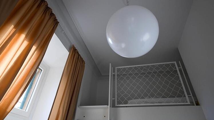 Für das Bett wurde in manchen der sehr hohen Räume eine Empore geschaffen.Foto: Ronald Rinklef